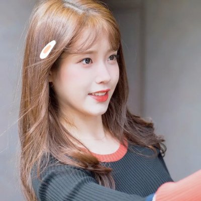 她从火光中走来