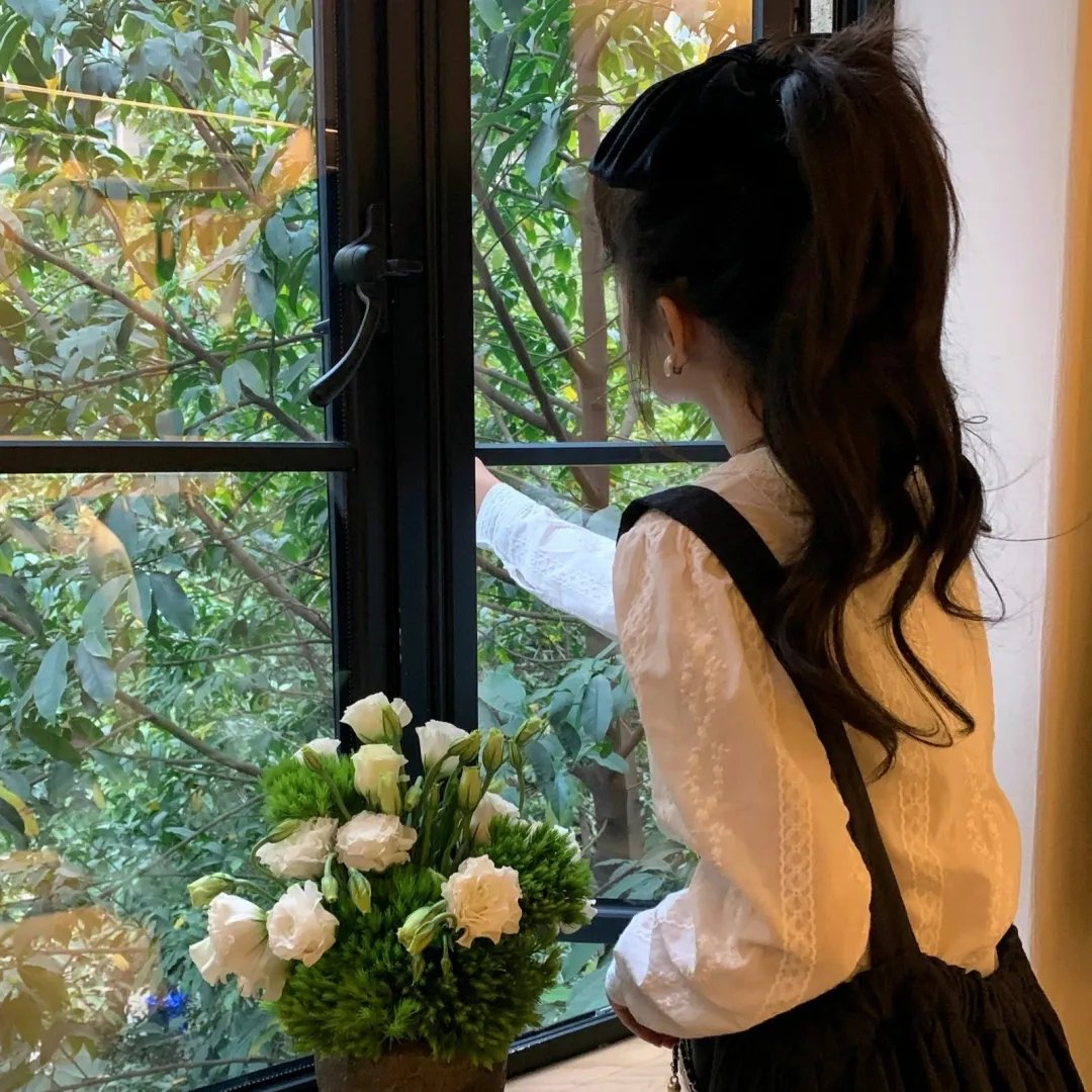 孤独地躲在墙角画圈圈